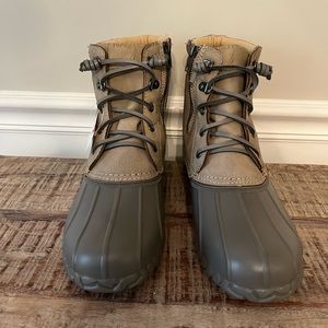 NWT Nautica Sea Ripple Duck Boots Gray/ Taupe. Women’s size 10.